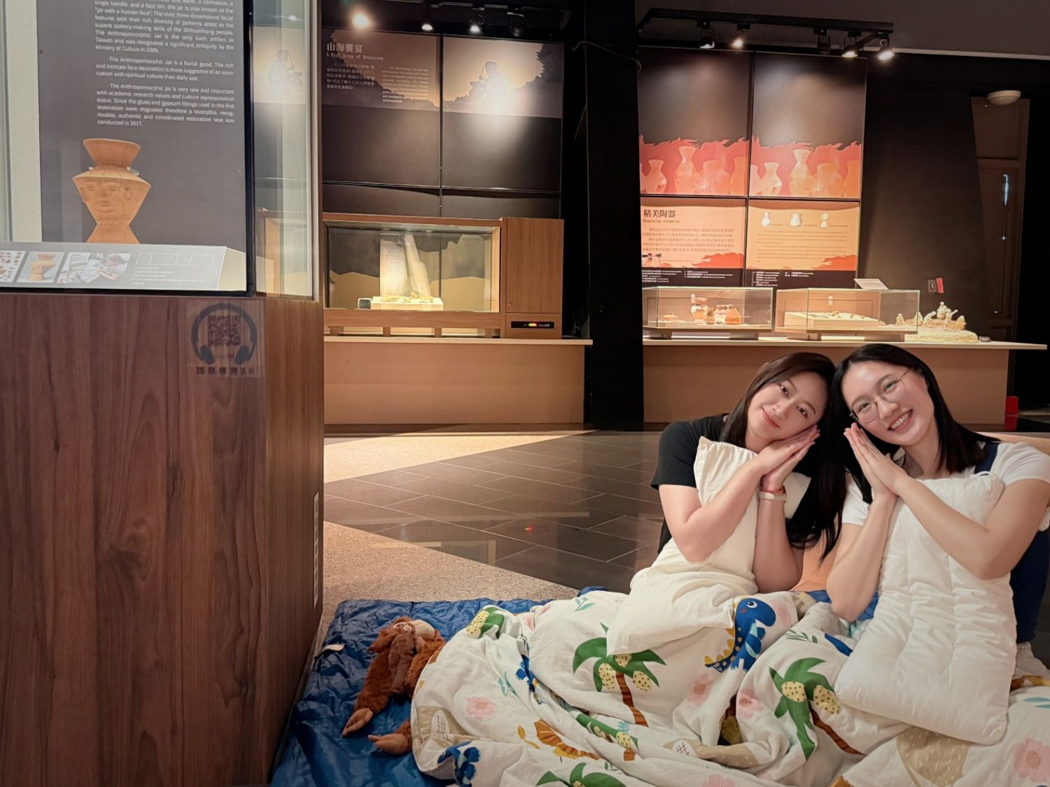 「來去博物館蹛一暝」活動可在鎮館之寶「人面陶罐」真品陪伴下入睡。