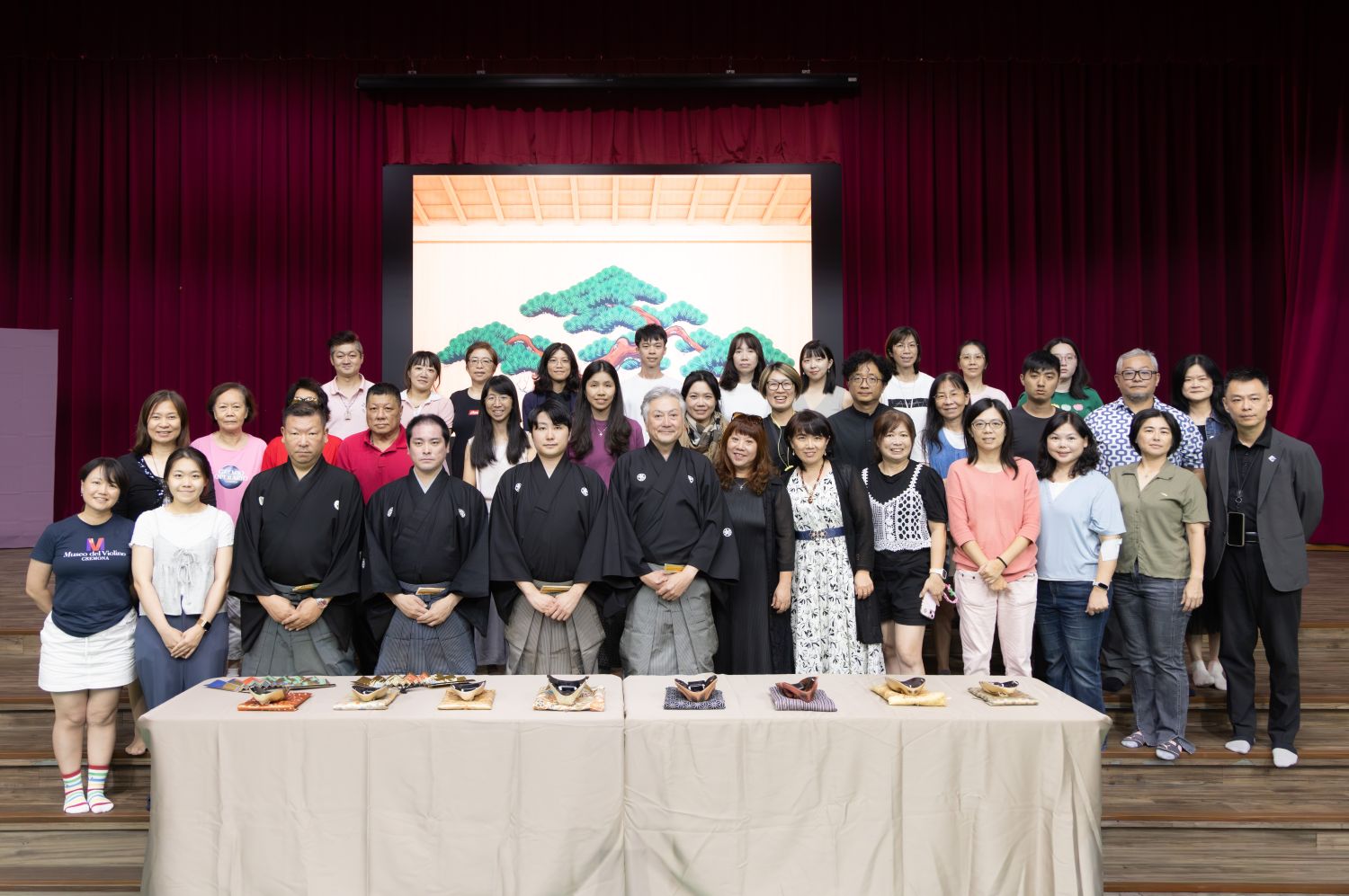 梅若基德大師(左6)、永平高中校長(左7)、能樂師及參加體驗工作坊的各校教師熱情大合照