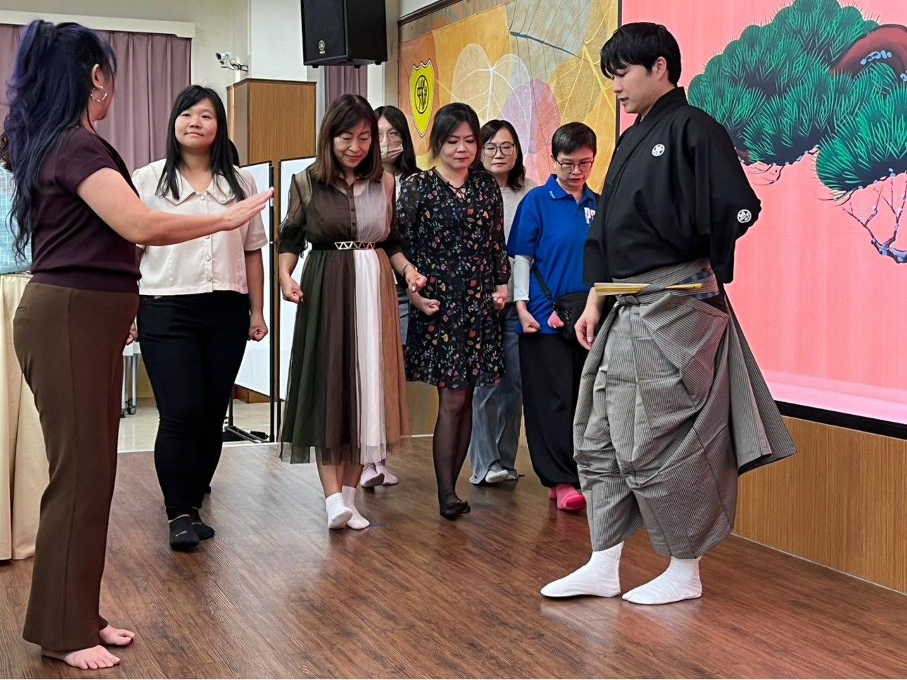 各校教師跟著能樂師學習能樂獨特的舞步及走路方式