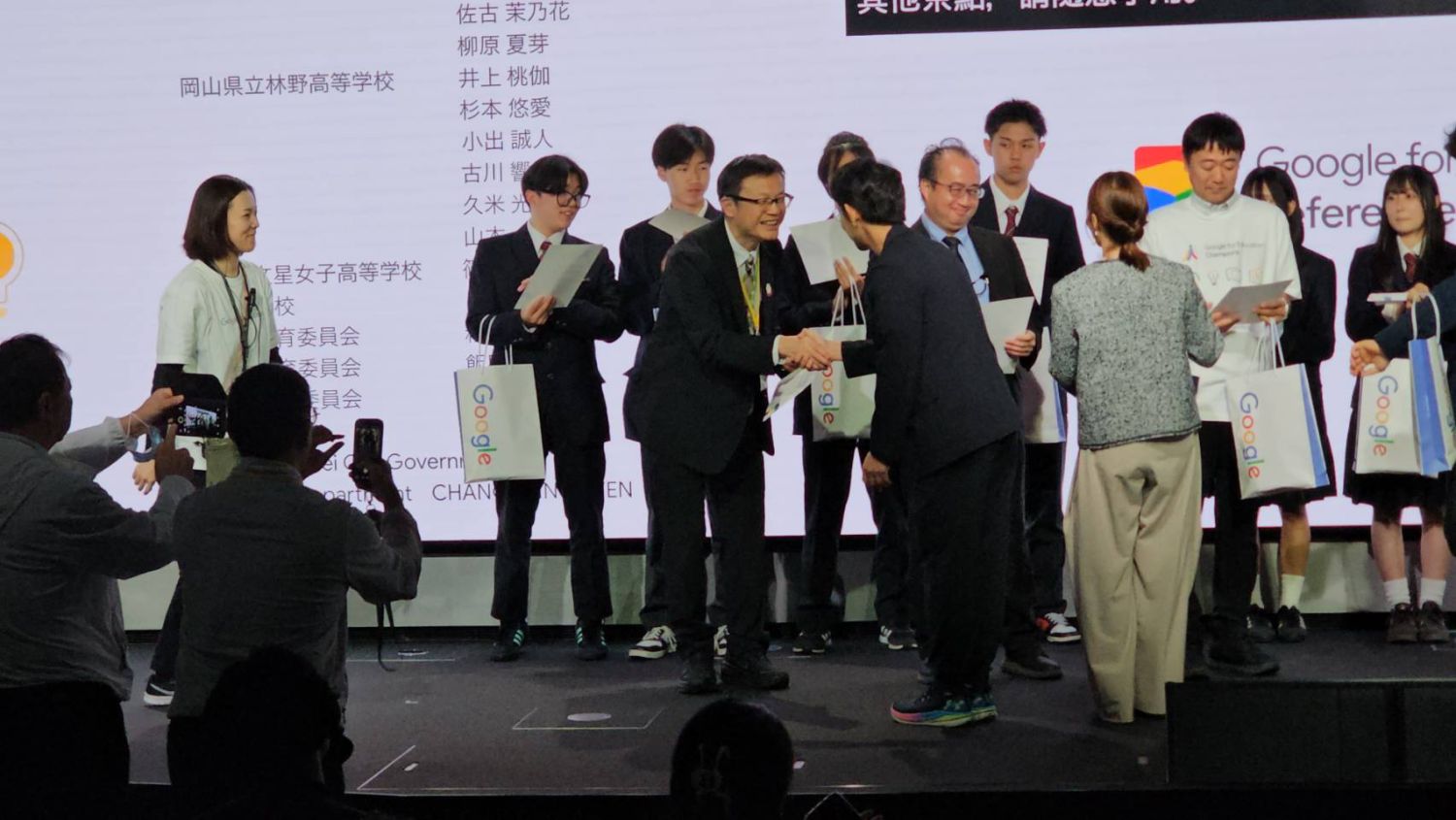 日本Google for Education營業本部長杉浦剛頒發感謝狀予新北市教育局長張明文,感謝分享新北AI教育推動成果與實踐經驗