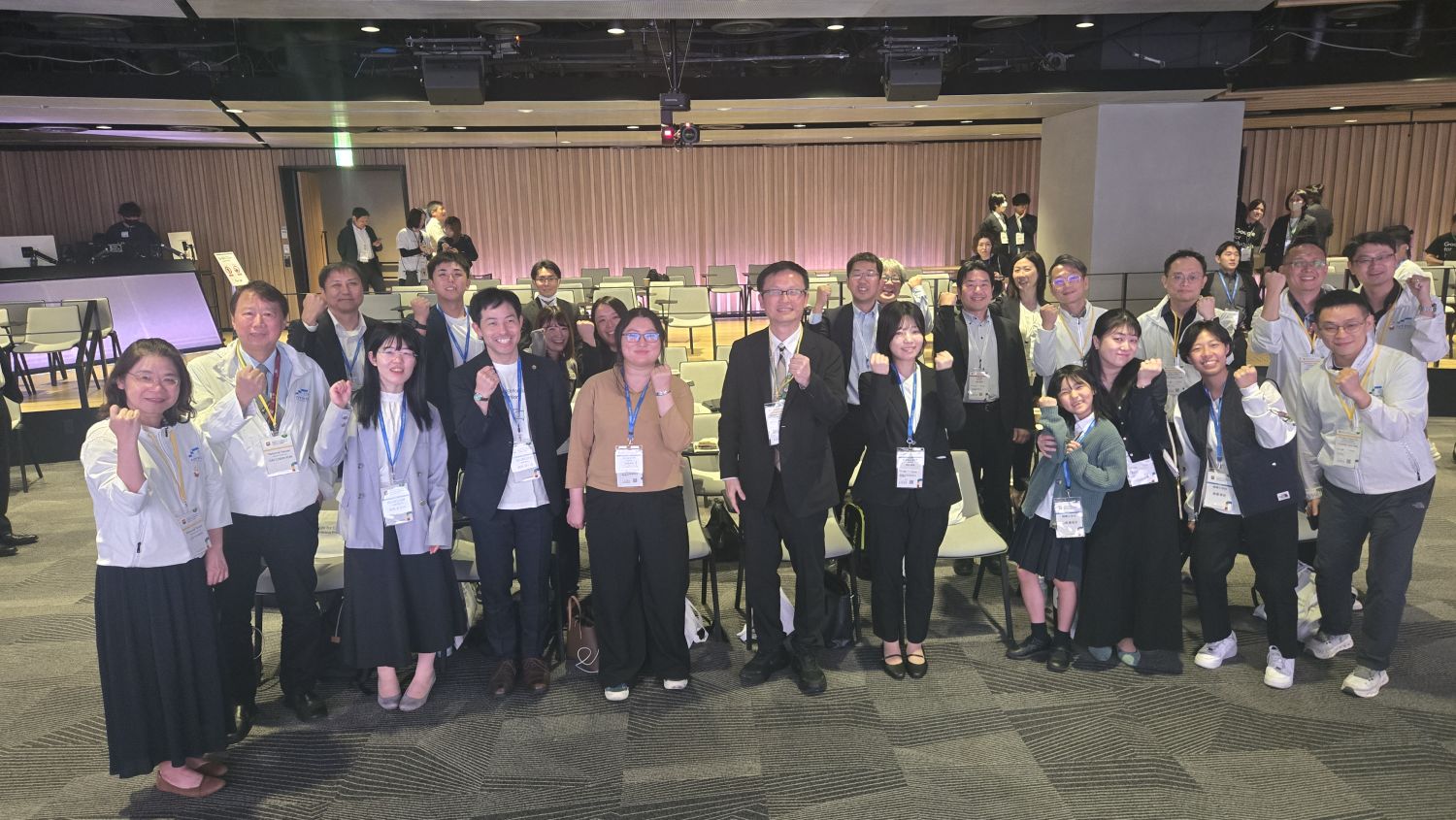 新北市教育局長張明文於Google東京教育交流活動,與參與發表的學生、教師、大學教授及地方政府教育委員會代表合影