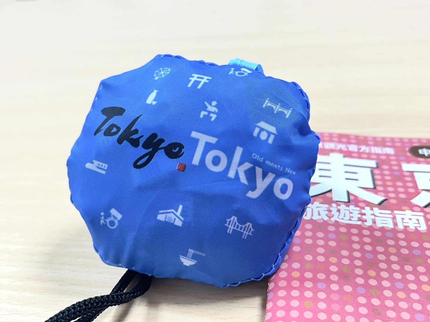 特製的TOKYO TOKYO購物收納袋，兼具東京元素與實用性，想到東京快樂購物行，為日常生活更添動力！來場填寫2分鐘問卷即可獲得，送完為止。Ⓒ公益財團法人 東京觀光財團