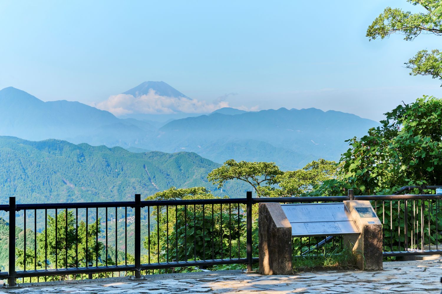 高尾山，位於東京都多摩地區，海拔599公尺，是代表多摩地區的知名靈山與熱門景點