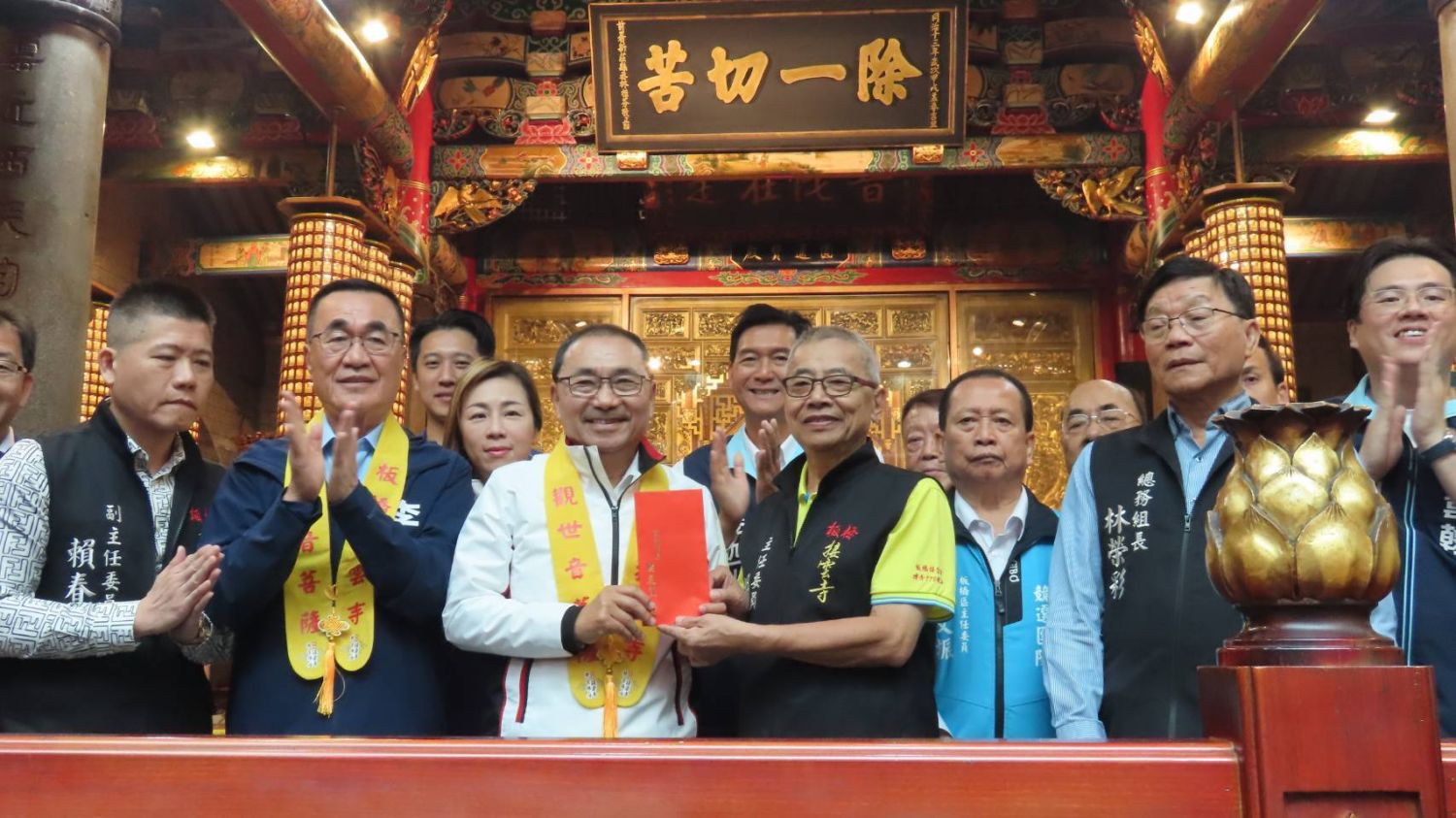 板橋接雲寺建寺170週年   侯友宜參拜祈福並肯定公益貢獻｜地方｜日享傳媒 SunRiseSharing