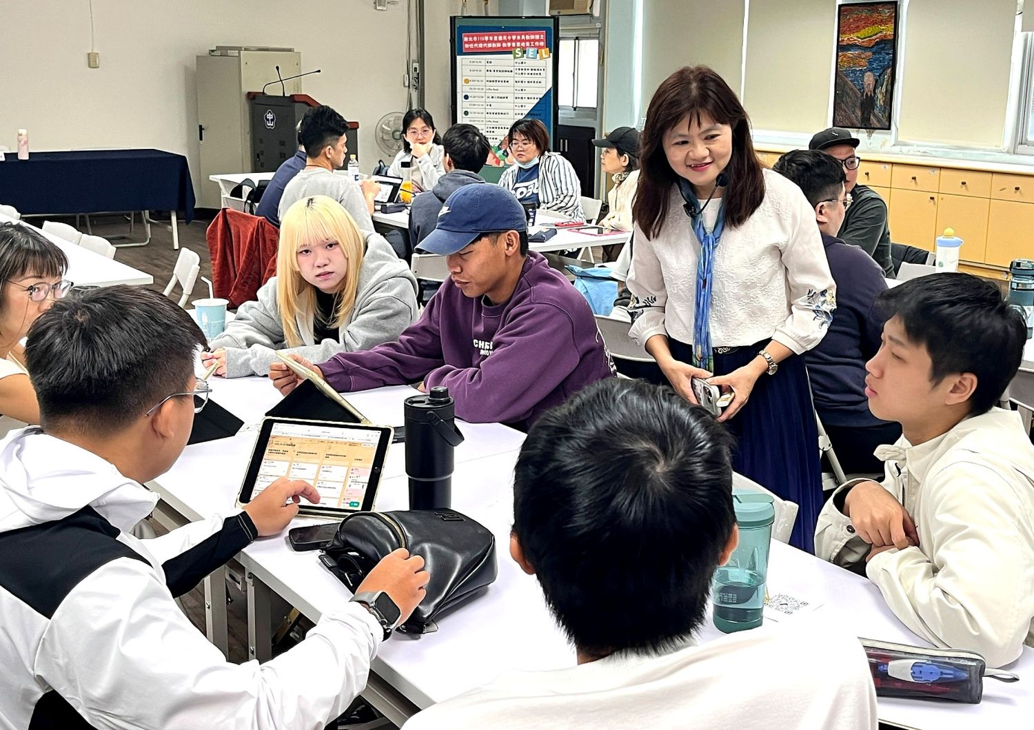 初任代理代課教師交流班級經營經驗，透過實務討論精進課堂管理策略。_0