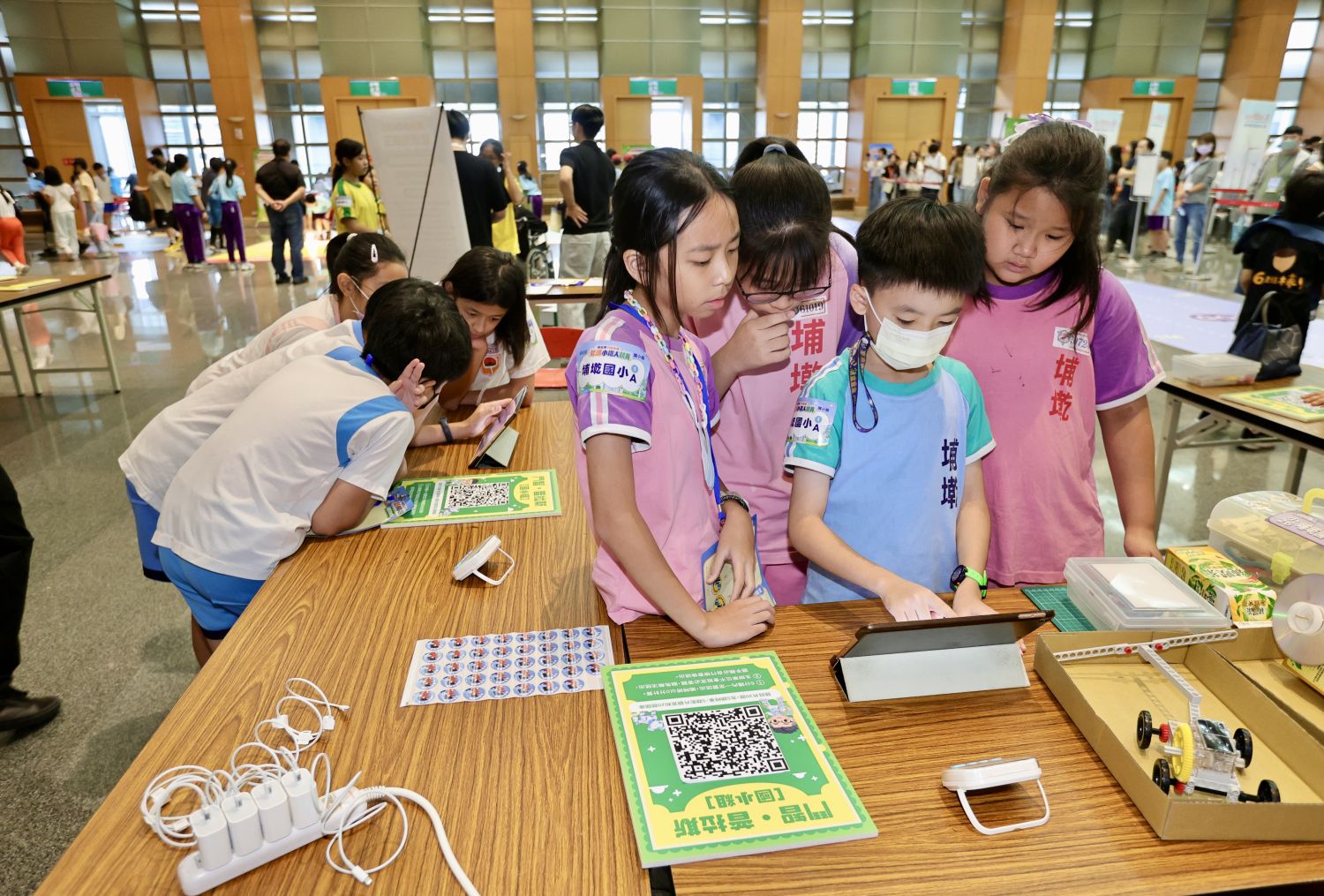 能源小鐵人競賽埔墘國小學生正在進行能源知識對對樂競賽_0_0