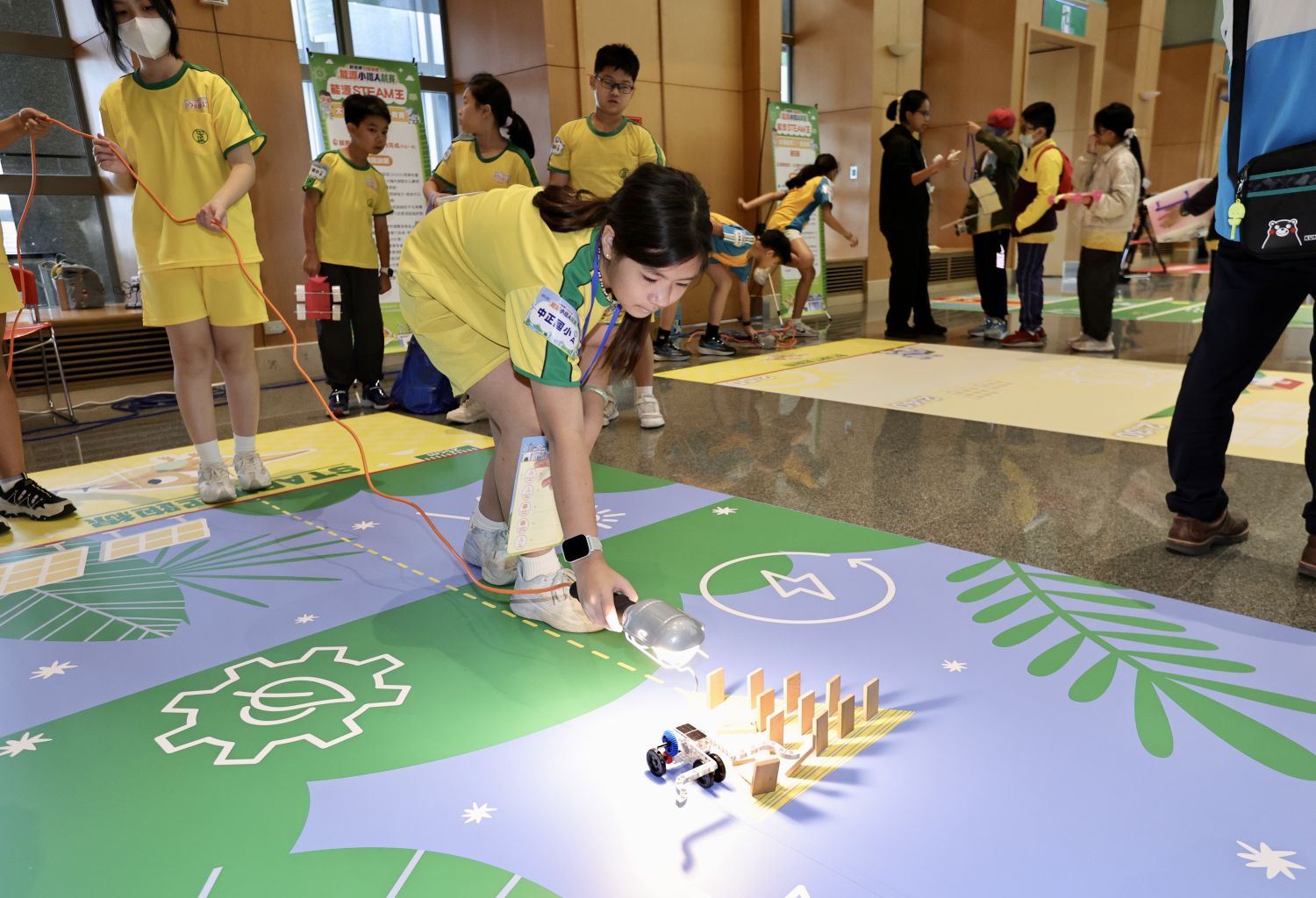 能源小鐵人競賽中正國小學生正在進行太陽能車的競賽_0_0