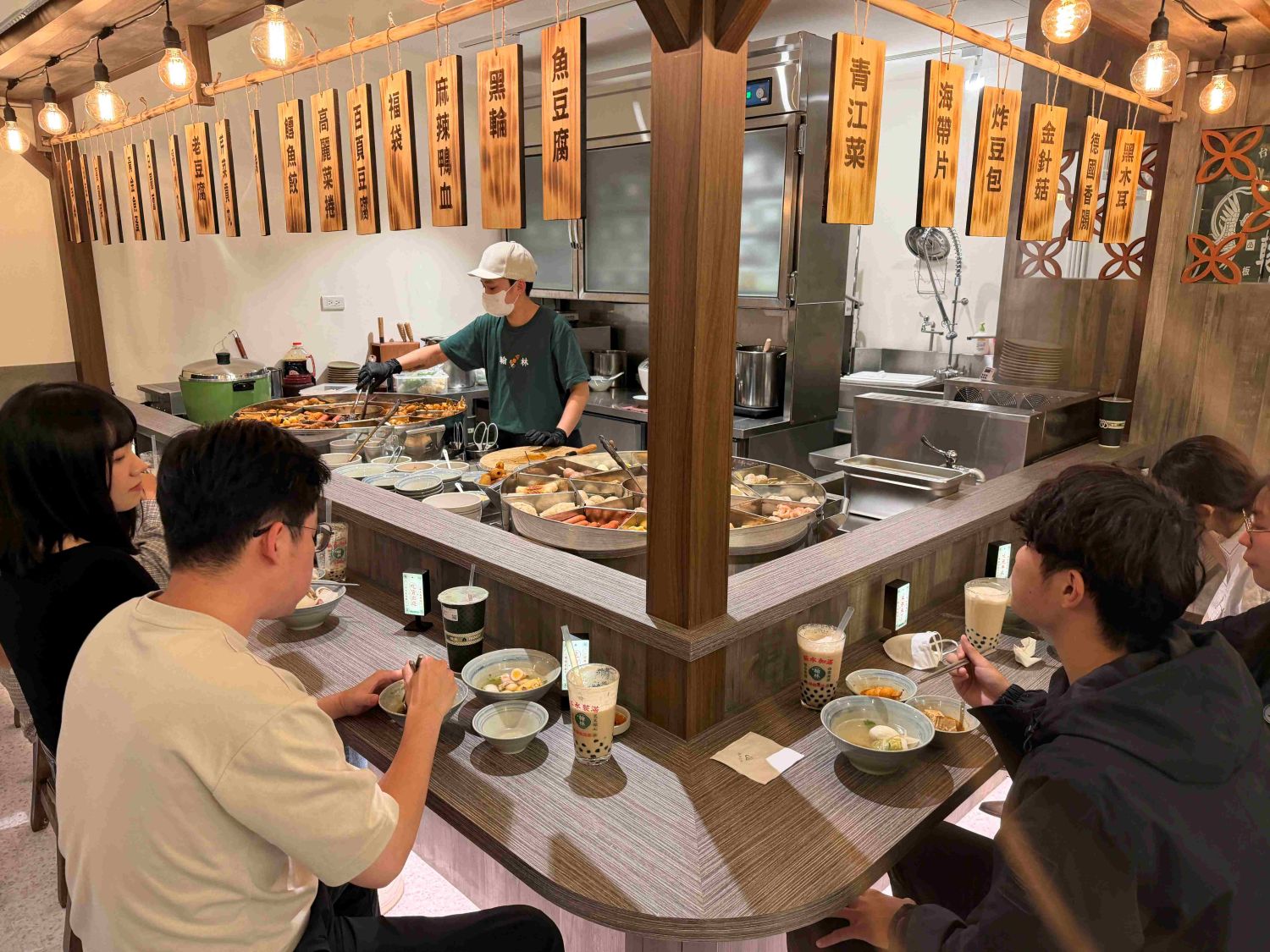 翰林茶棧於台北京站推出全新板前店型,升級「茶飲加餐食」的複合經營體驗,讓經典老味道展現全新吃法