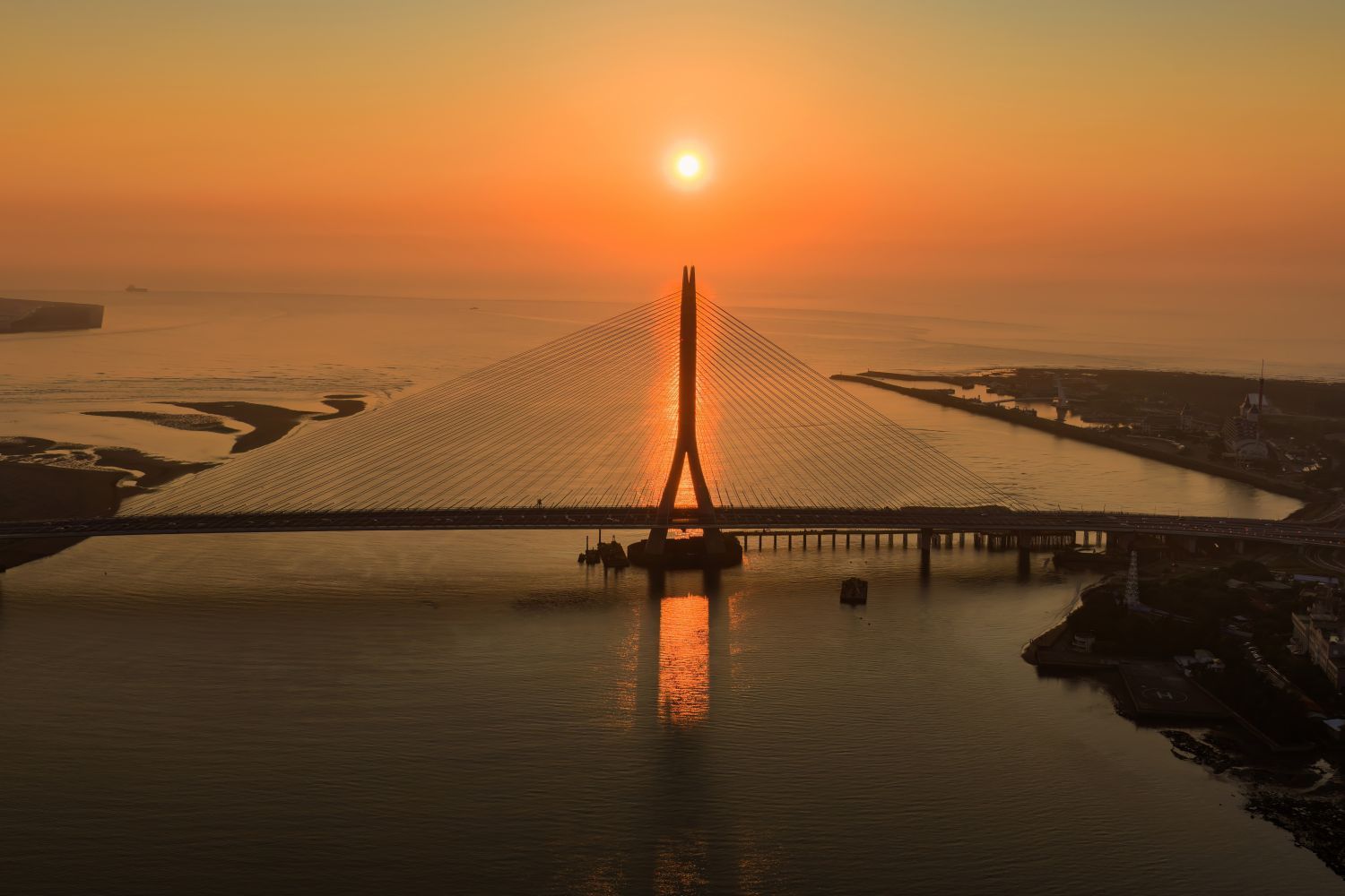推薦前往淡江大橋，欣賞現代建設與淡水河景交織的城市風貌。