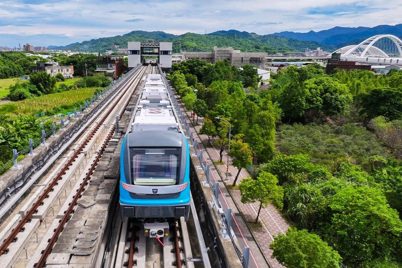 推薦搭乘新北捷運三鶯線走訪新北市美術館，欣賞當代藝術與建築之美，再到鶯歌陶瓷老街逛逛特色陶藝店家。