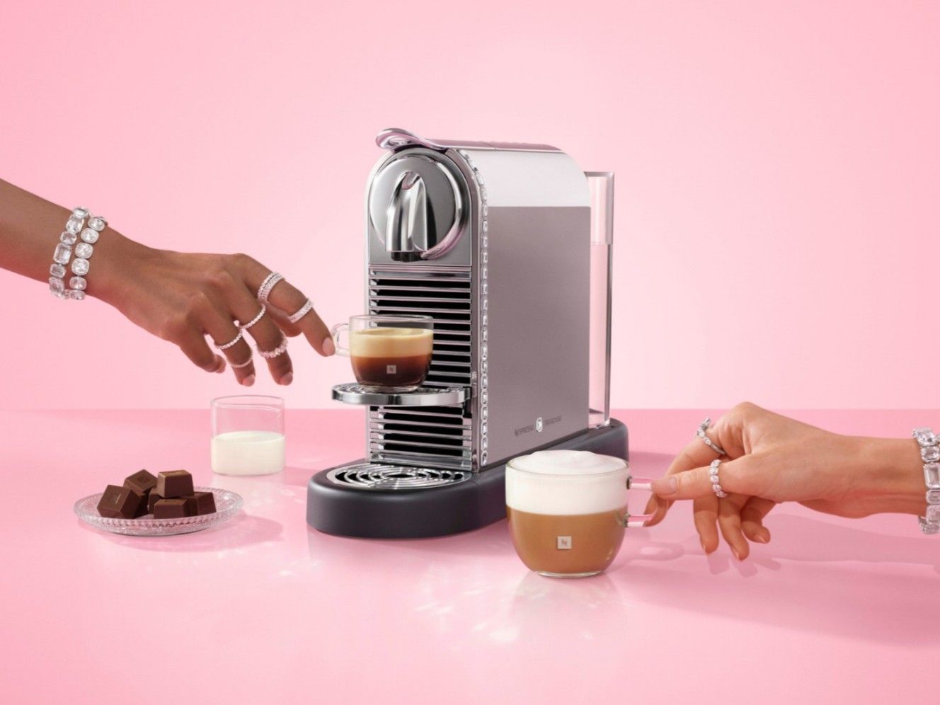 Nespresso聯名施華洛世奇！44顆水晶咖啡機、耶誕倒數月曆登場｜消費｜日享傳媒 SunRiseSharing