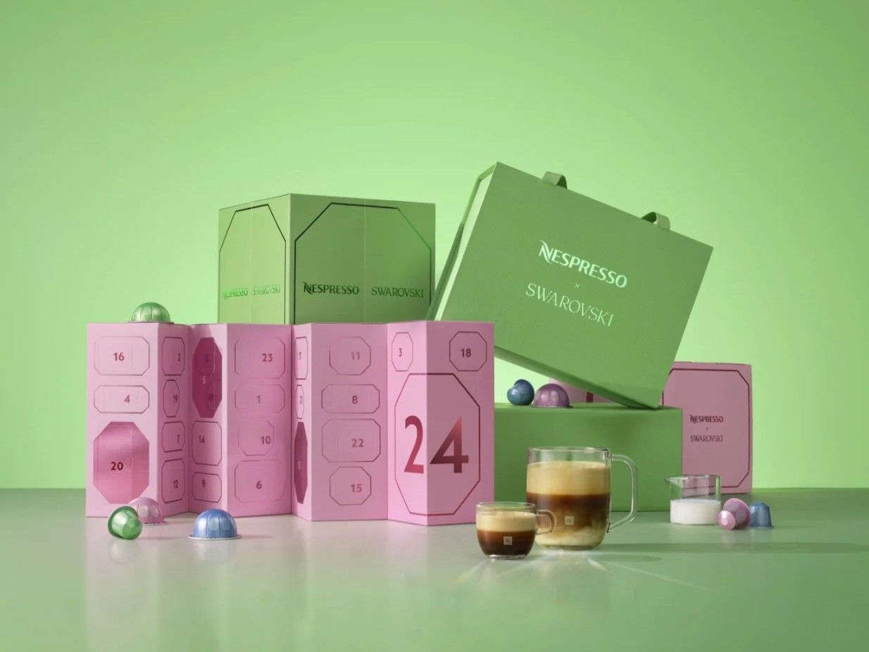 Nespresso推出施華洛世奇聯名耶誕倒數月曆,精選多款咖啡膠囊,打造連續24天的風味探索體驗,並以施華洛世奇聯名配件為節慶驚喜畫下句點,為年末增添每日開箱的儀式感